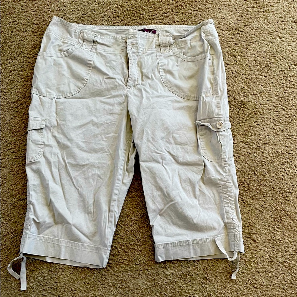 Gloria Vanderbilt casual capri shorts. Size 18W